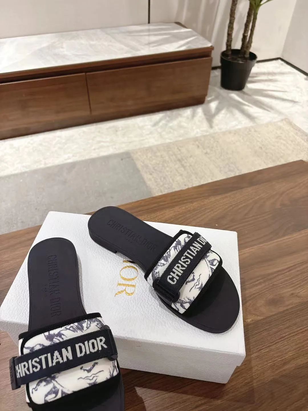 👟👟Ex-factory price 380👟👟 Dior D’s latest series of Velcro buckle sandals and slippers in new colors! Perfect reproduction of the original version, the most popular color matching fabric, super layered ▪️Original molded high-end TPU outsole (not ordinary rubber) ▪️Very comfortable and easy to walk. All upper materials are custom-made from the original ▪️3D electric embroidered three-dimensional cloth surface, very versatile, a must-have for lazy people in summer ▪️Number of yards: 35-41